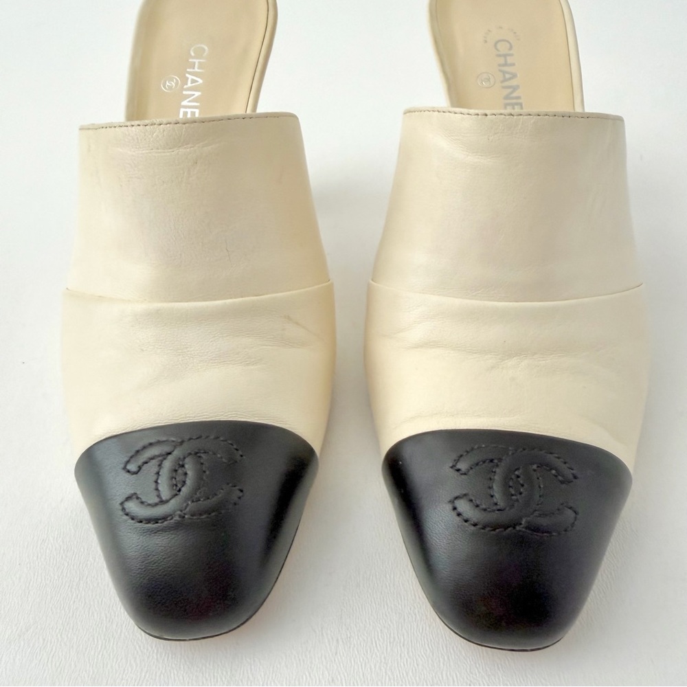 CHANEL || Ivory Leather Black Cap Toe CC Mule Heels Slides EU 37C - Picture 5 of 13